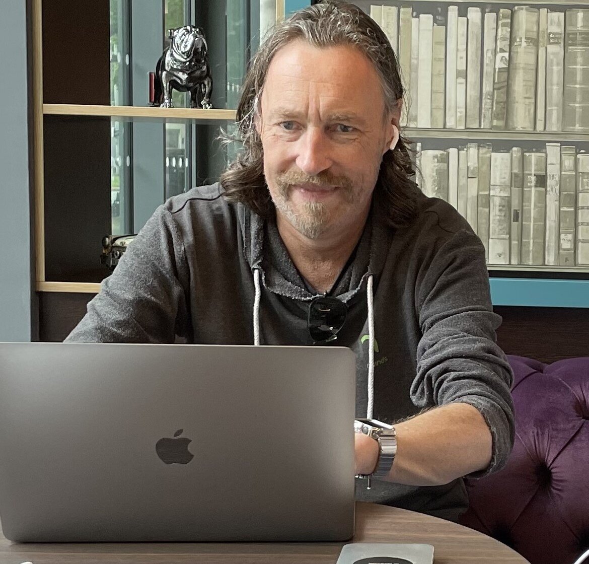 Bei der Arbeit im Café